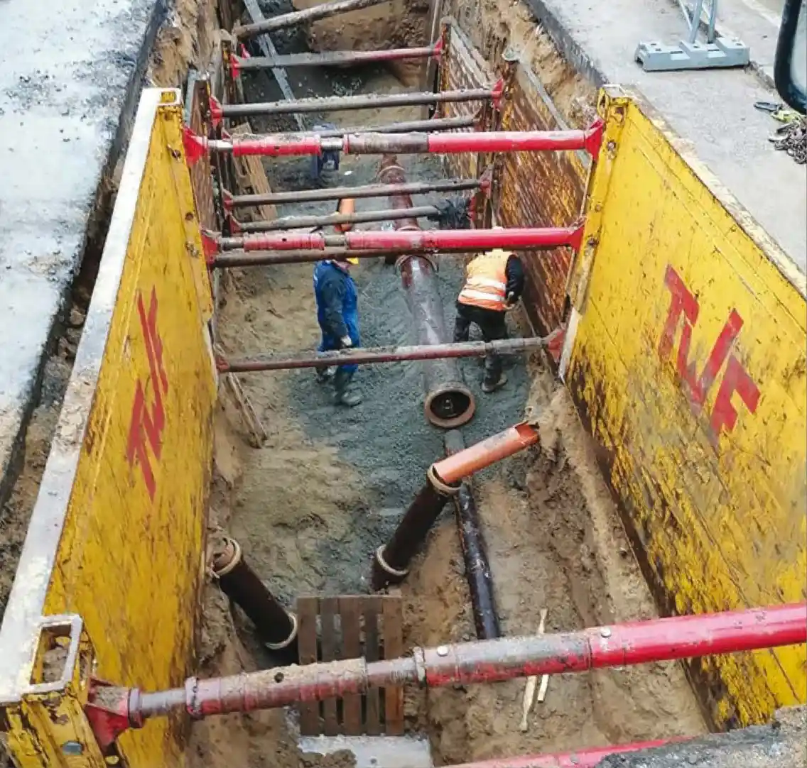 Výkop s pažením při rekonstrukci kanalizace v Komořanech