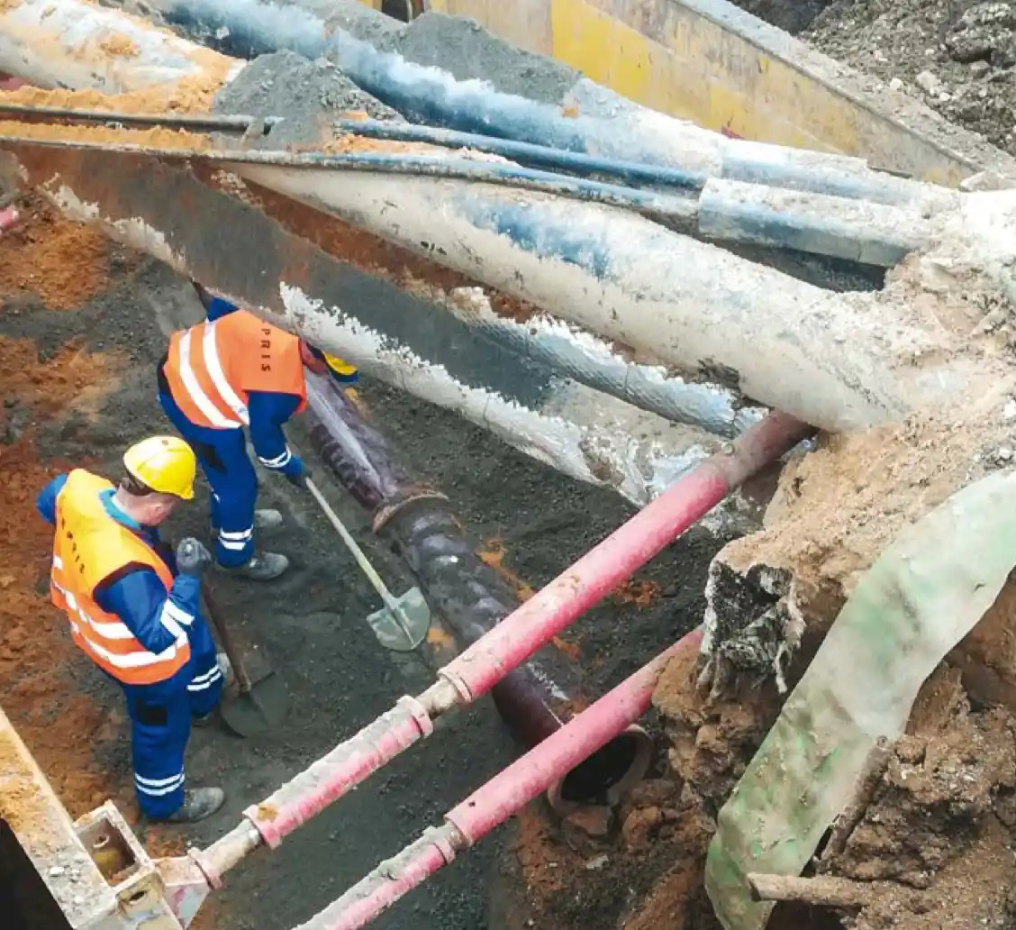 Pracovníci ZEPRIS ukládají potrubí v Komořanech