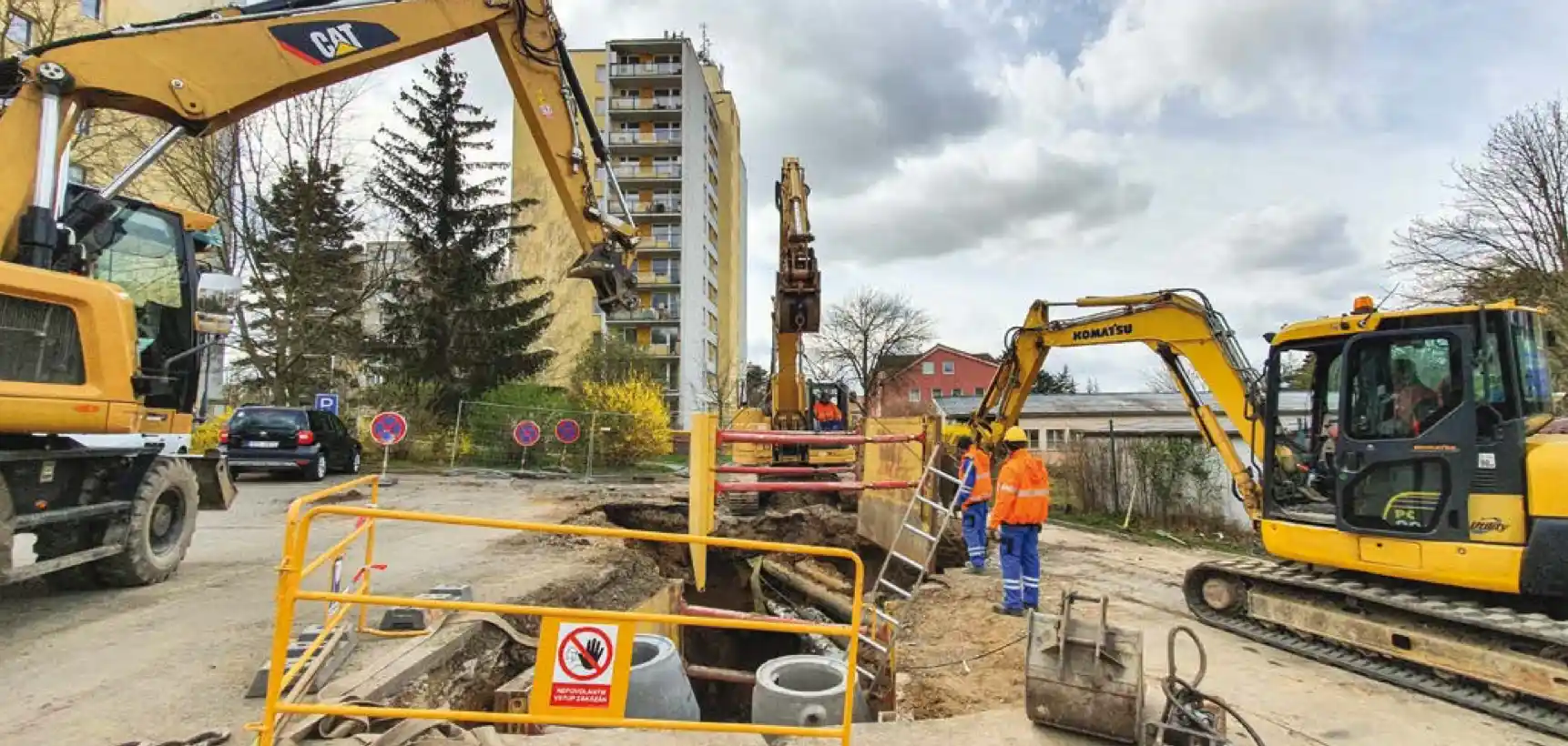 Staveniště rekonstrukce sítí v Komořanech s těžkou technikou